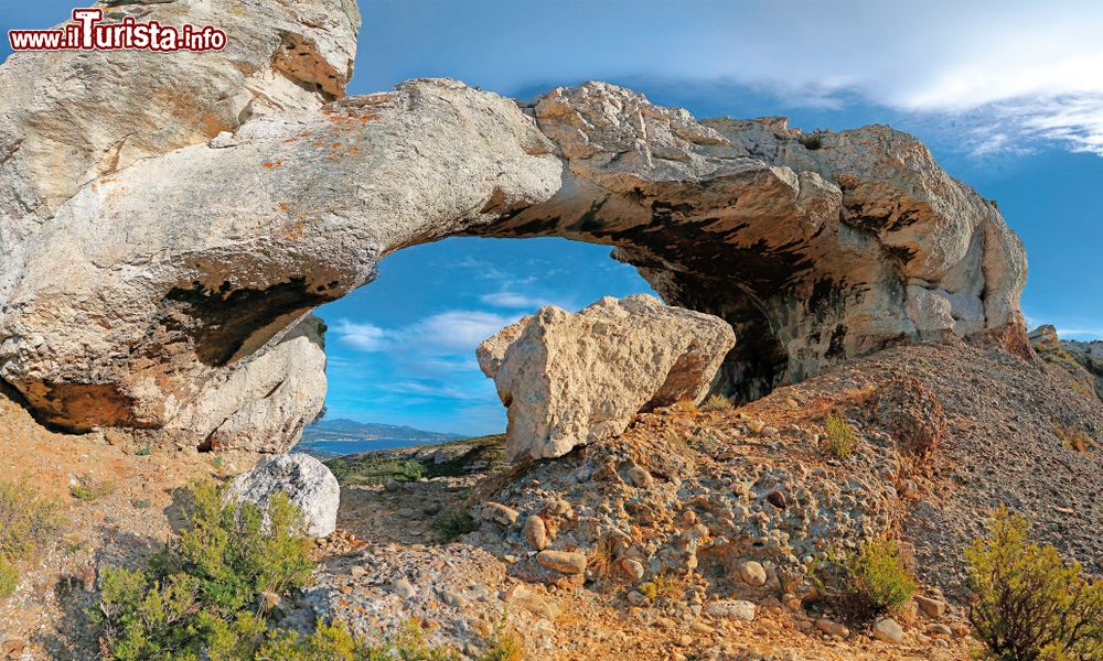 Immagine Arco naturale in pietra a La Ciotat, dipartimento Bocche del Rodano (Francia).