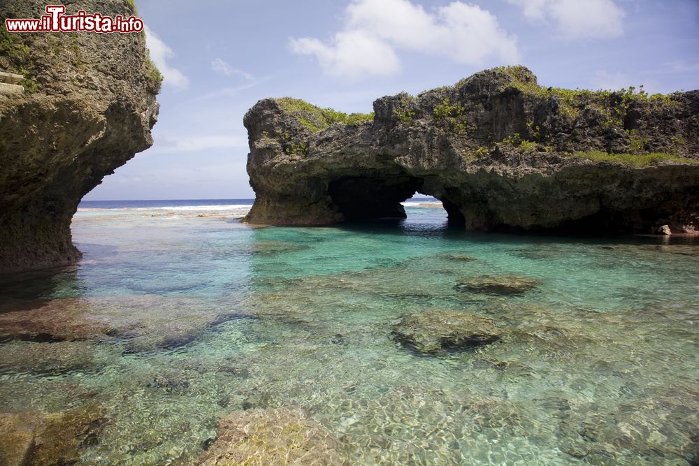 Immagine Arco naturale su una piscina di Limu a Niue, Pacifico del Sud.