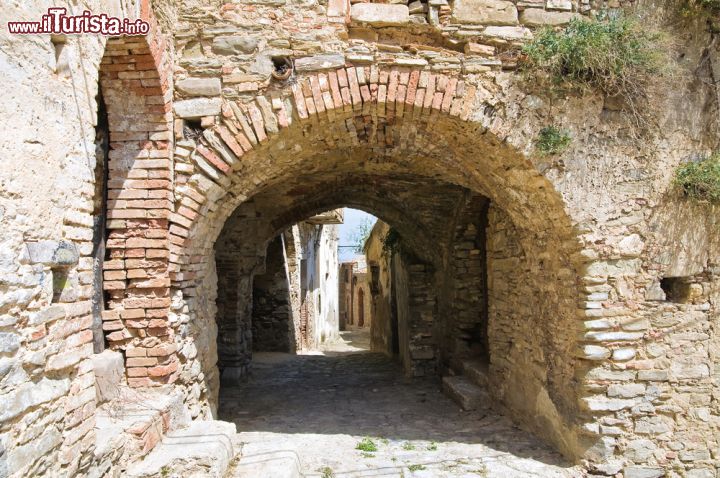 Immagine Un arco nel centro di Tursi in Basilicata. Passeggiando fra vicoli e viuzze del borgo se ne possono scoprire suggestivi scorci panoramici.