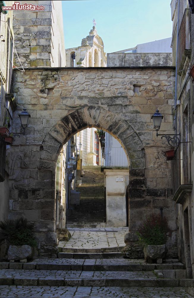 Immagine Arco nel centro storico del borgo di Chiaramonte Gulfi in Sicilia