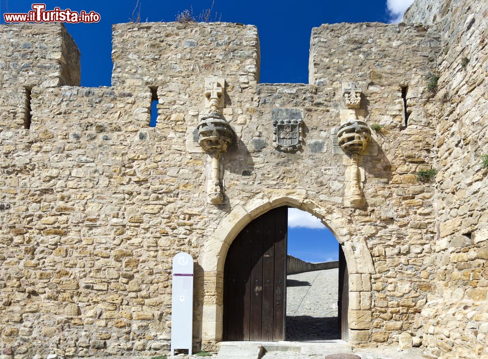 Immagine L'arco ogivale nella porta di ingresso del castello medievale di Torres Vedras, Portogallo.