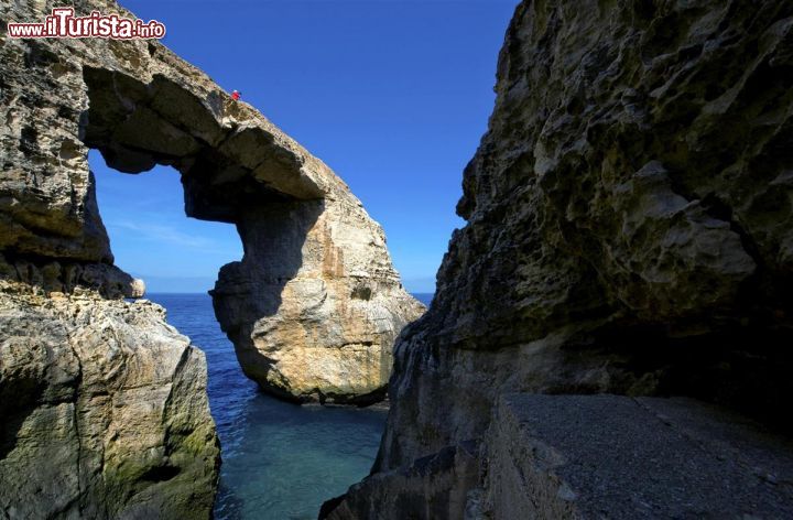Immagine La costa intorno a Gharb offre splendidi scorci come quello dell'arco di roccia dell'isola di Gozo (Malta) - © visitgozo.com