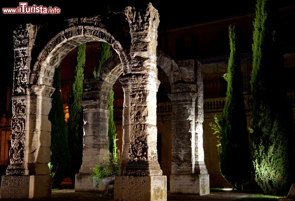 Immagine L'antico arco romano di Cavaillon è uno dei simboli della città del Luberon, dipartimento della Vaucluse (Provenza, Francia) - foto © Shutterstock