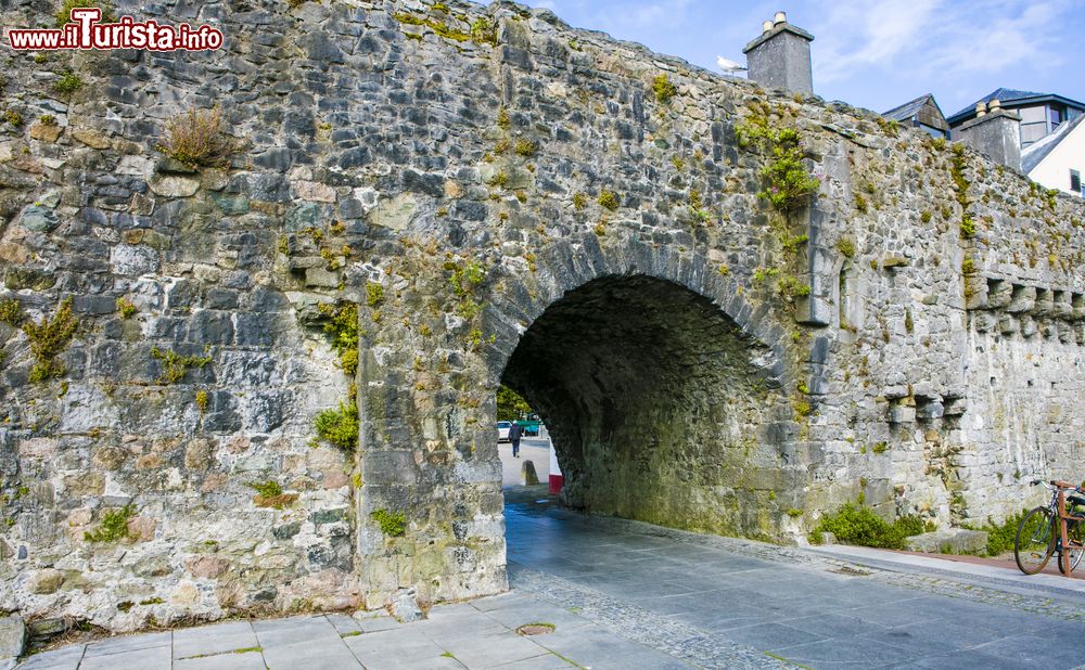 Immagine L'Arco Spagnolo nella città di Galway, Irlanda. Assieme all'arco di Caoc faceva parte delle mura della città costruite a protezione delle banchine un tempo utilizzate come sede del mercato del pesce. Fu innalzato nel 1584.