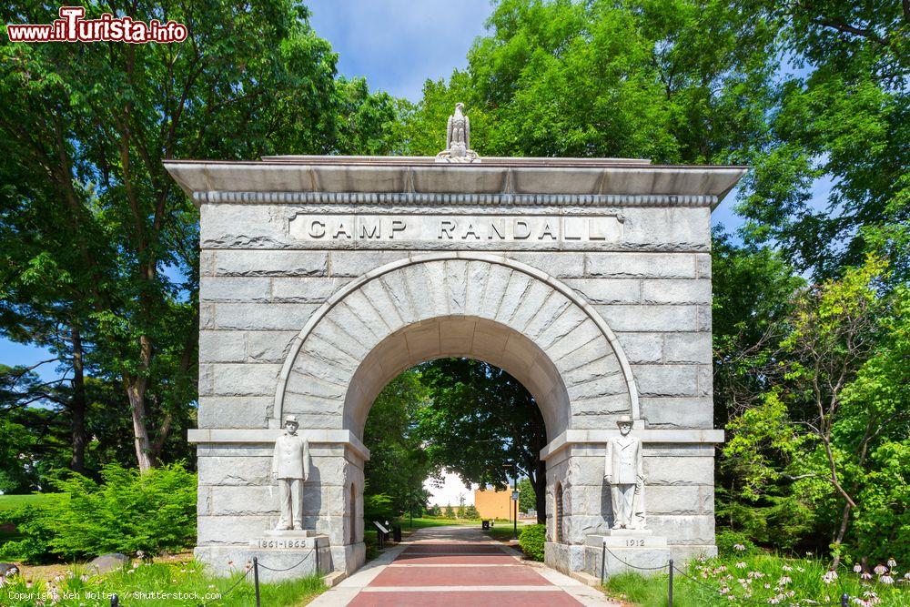 Immagine Arco storico di ingresso al Camp Randall Stadium nel campus dell'Università del Wisconsin a Madison - © Ken Wolter / Shutterstock.com