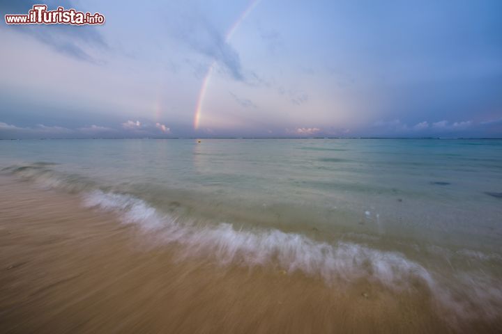 Immagine Arcobaleno all'alba sulla spiaggia di Flic en Flac, Mauritius - Un grande arcobaleno annuncia una splendida giornata di sole sopra la spiaggia di Flic en Flac sull'isola di Mauritius © Mark Dumbleton / Shutterstock.com