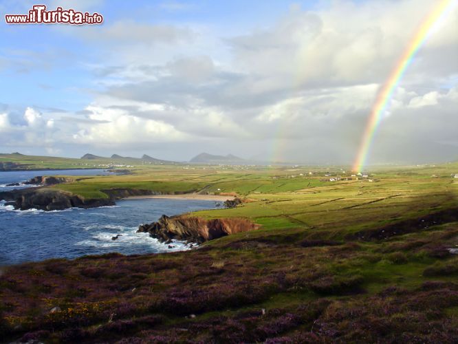 Immagine Arcobaleno sulla costa di Dingle, Irlanda. Il suggestivo paesaggio irlandese della penisola di Dingle, delimitata dall'oceano Atlantico a nord e dalla baia di Dingle a sud, fotografato con un doppio arcobaleno dopo la pioggia - © Birgit Urban / Shutterstock.com