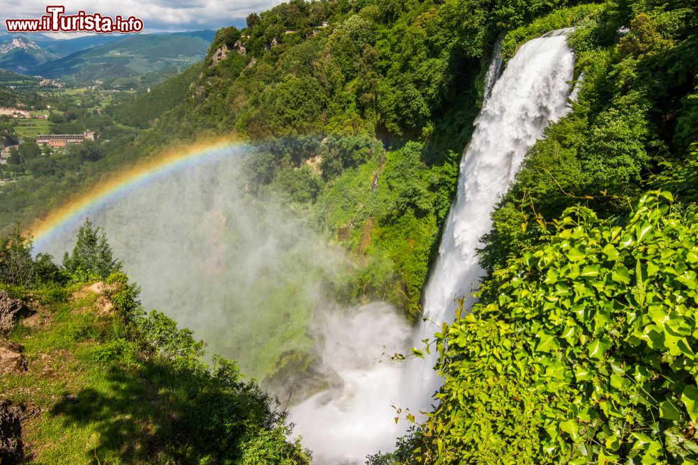Immagine Arcobaleno creato dal vapore della Cascata delle Marmore in Umbria, provincia di Terni