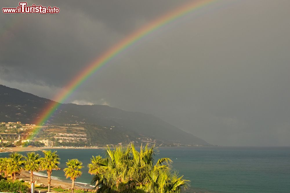 Immagine Arcobaleno dopo un temporale sula spiaggia di Marina di Patti, provincia di Messina