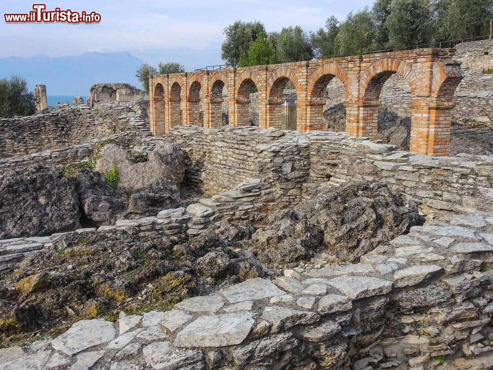 Immagine L'area archeologica con le rovine delle Grotte di Catullo a Sirmione, provincia di Brescia, Lombardia. Il termine grotte utilizzato per designare quest'area deriva dalla tradizione quattrocentesca che voleva che prima degli scavi le rovine apparissero come delle caverne.