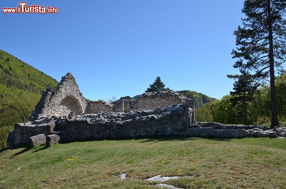 Immagine Area archeologica di San Martino Lundo-Lomaso: i ruderi della Chiesa di San Martino, vicino a Comano Terme - © ArcheoTrentino - CC BY-SA 4.0, Wikipedia