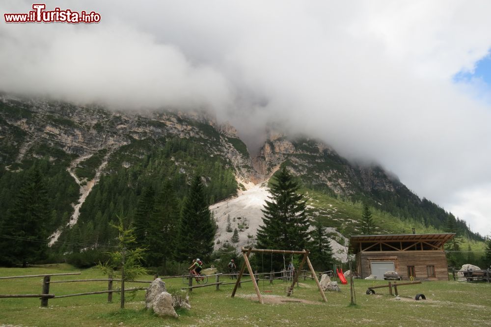 Immagine Area attrezzata al campo base del Parco Naturale Fanes-Sennes-Braies, San Vigilio di Marebbe, Trentino Alto Adige.