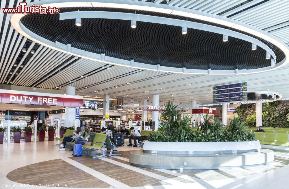 Immagine Area di attesa all'aeroporto internazionale di Chisinau, Moldavia. Quello di Chisinau è il principale aeroporto del paese che collega la Moldavia con grandi località d'Europa e di Russia - © AlenKadr / Shutterstock.com