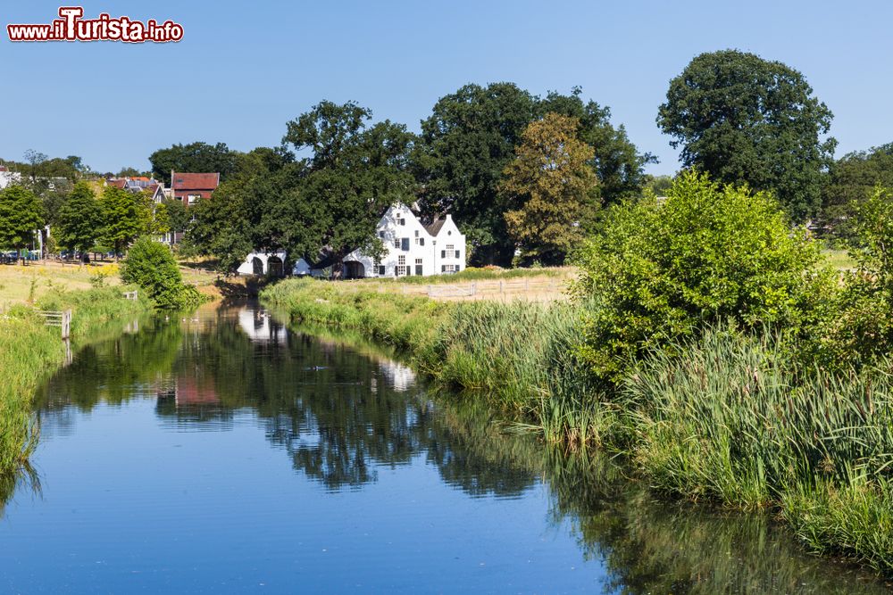 Immagine Area di mulini a vento nel parco Sonsbeek nel centro città di Arnhem, Olanda.