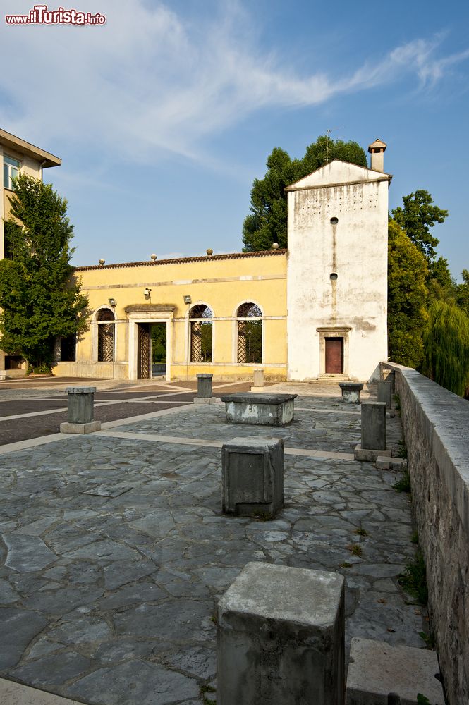 Immagine L'area esterna del Centro Culturale Giovanni Zanca di Sacile, Friuli Venezia Giulia.
