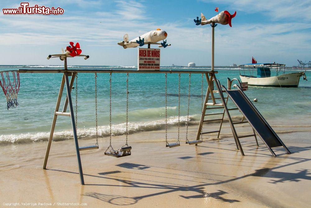 Immagine Area giochi per bambini sulla spiaggia di Boca Chica, Repubblica Dominicana - © Valeriya Pavlova / Shutterstock.com