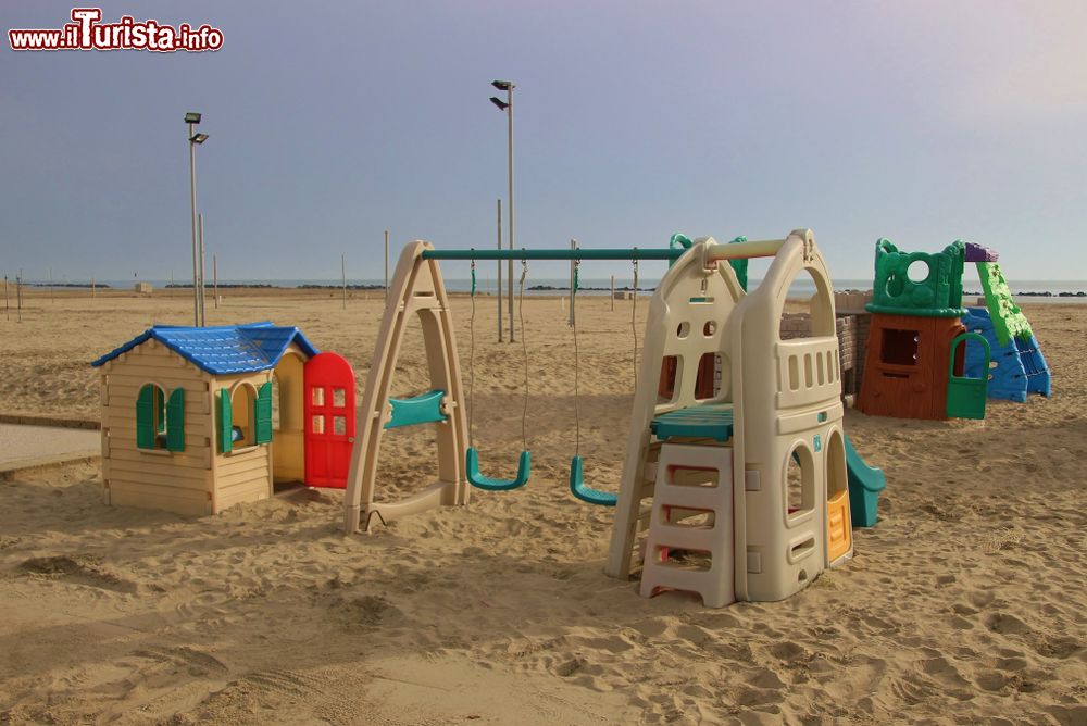 Immagine Area giochi per bambini sulla spiaggia di Porto Garibaldi, uno dei Lidi di Comacchio