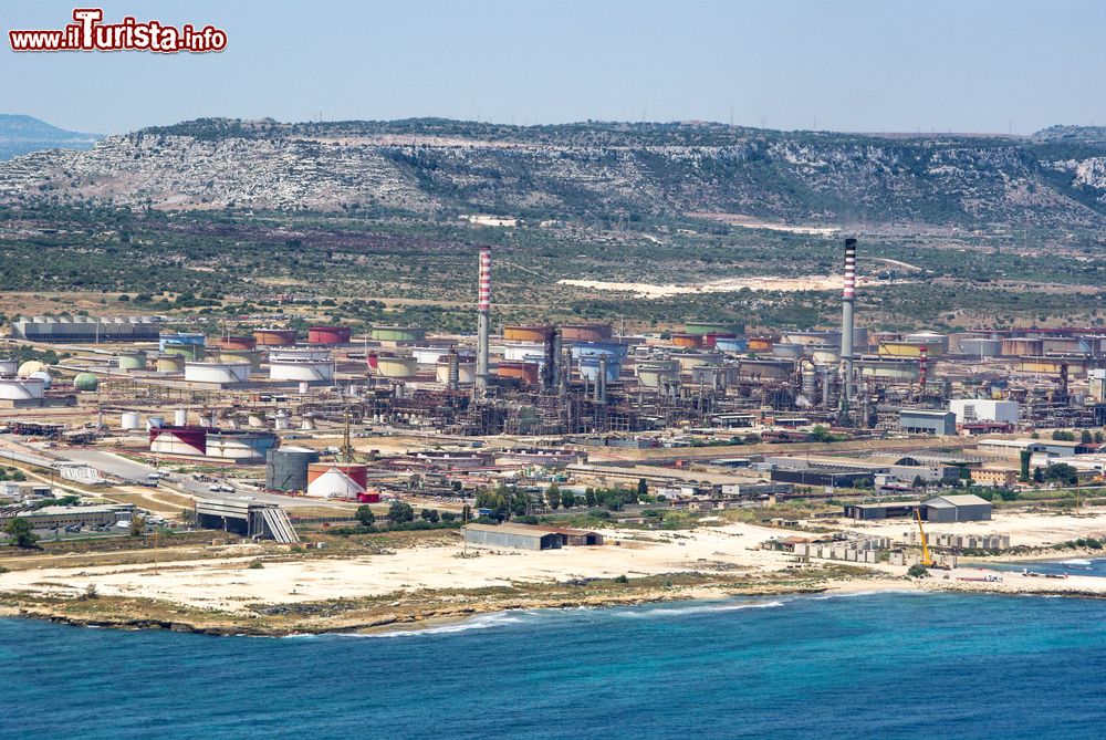 Immagine Area industriale sulla costa di Priolo Gargallo in Sicilia, provincia di Siracusa