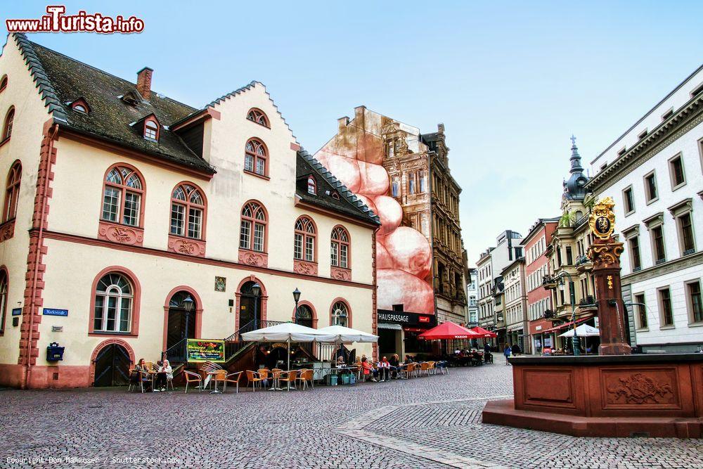 Immagine Area pedonale a Marktstrasse nel centro storico di Wiesbaden, Germania - © Don Mammoser / Shutterstock.com