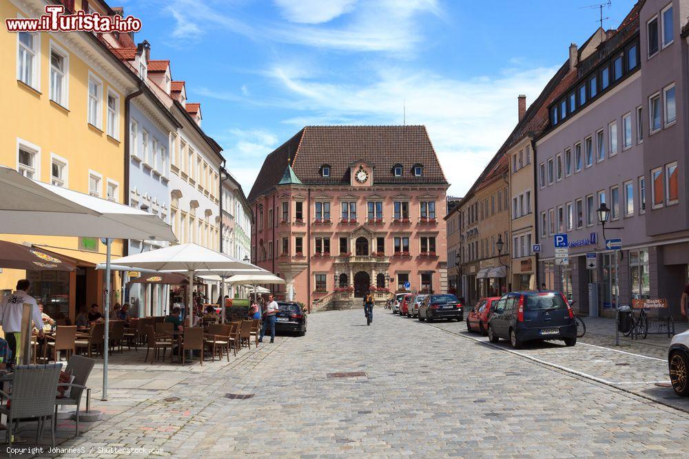 Immagine L'area pedonale della vecchia città di Kaufbeuren, Germania, con negozi e attività commerciali - © JohannesS / Shutterstock.com