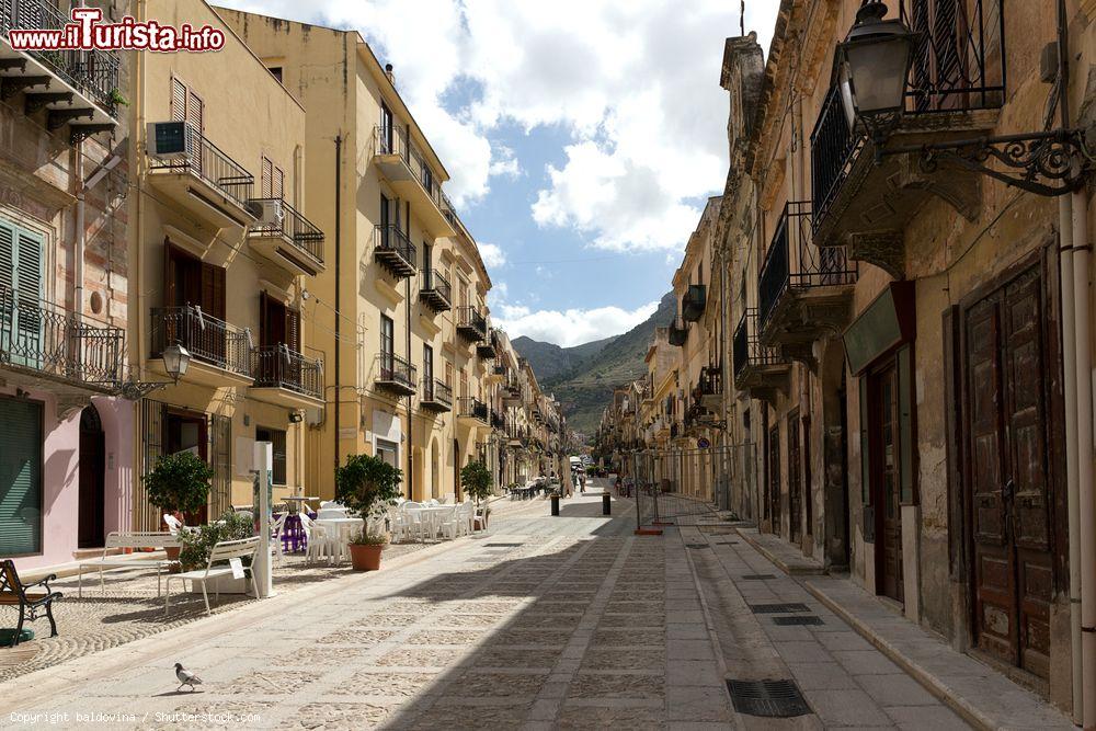 Immagine Area pedonale di Castellammare del Golfo, provincia di Trapani, Sicilia. Antica cittadina medievale, è meta perfetta per chi cerca una località culturalmente molto attiva ma anche per chi ama spiaggia e mare - © baldovina / Shutterstock.com