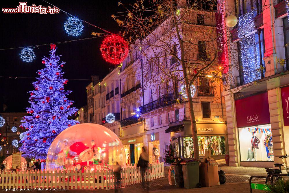 Immagine L'area pedonale di Niort (Francia) illuminata e decorata durante il periodo natalizio - © pixinoo / Shutterstock.com