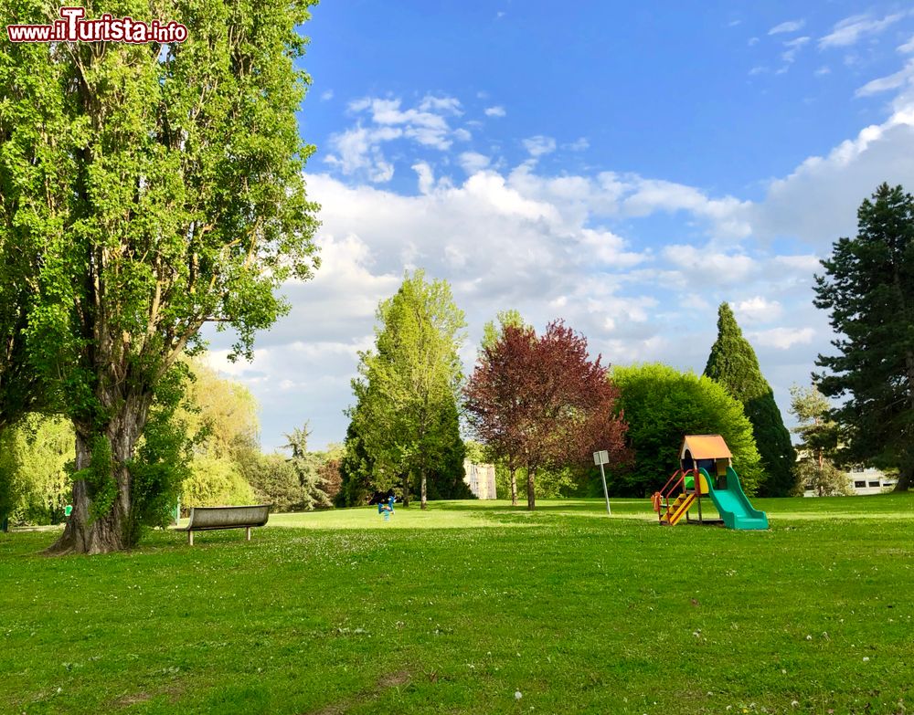 Immagine Area verde con parco giochi per bambini nel Comune di Ferney-Voltaire, Francia.