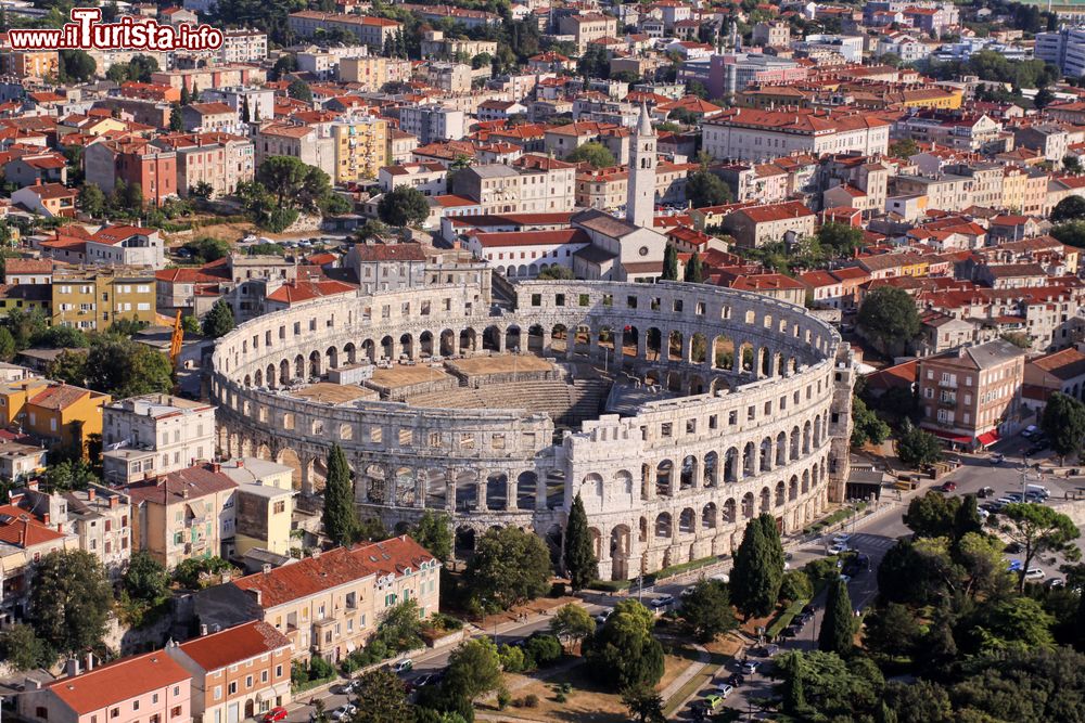 Immagine L'Arena di Pola, Croazia, vista dall'alto. Il nome deriva dal latino "arena" che indica la sabbia che ricopriva le platee degli anfiteatri romani. Fatto costruire dall'imperatore Augusto e ampliato da Vespasiano.