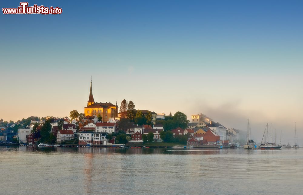 Immagine Arendal in autunno con la nebbia che avvolge il borgo della Norvegia.