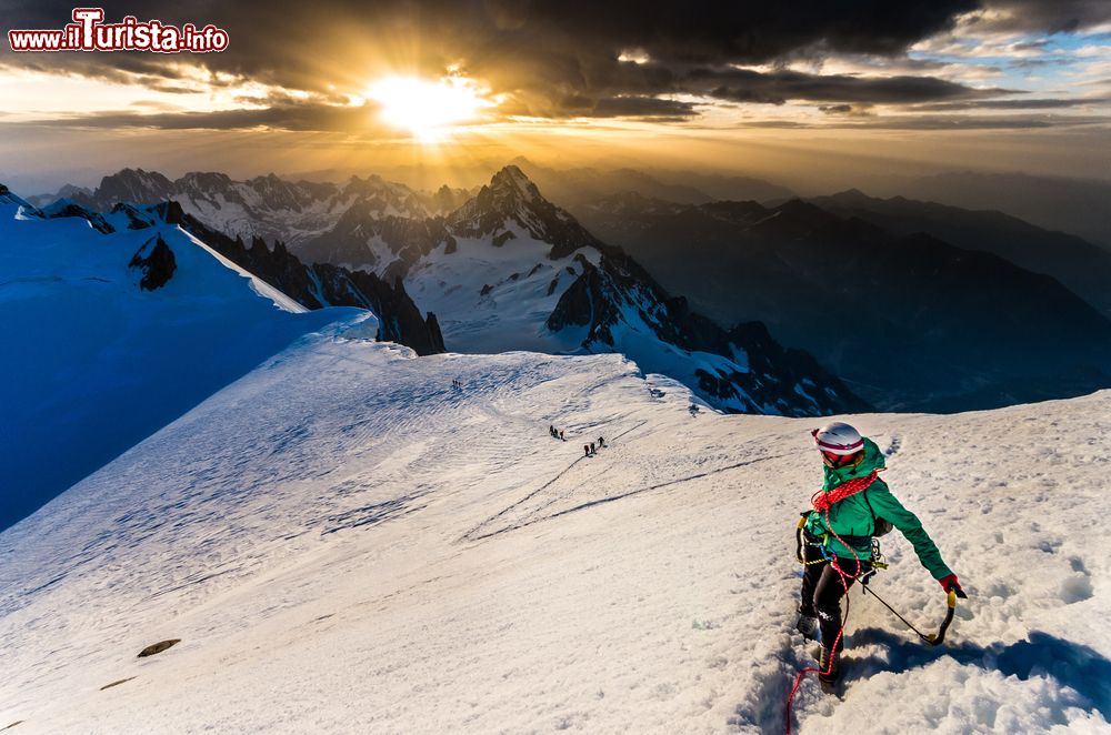 Immagine Argentiere (Chamonix): una ragazza scala una montagna in inverno alle prime ore della mattinata, Francia.