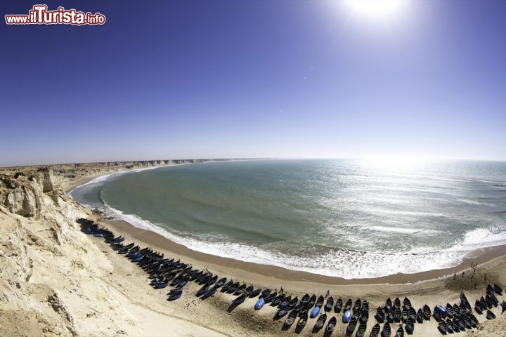 Immagine Arish, Dakhla: qui i pescatori del posto lasciano le loro barche sulla spiaggia, ed è meta di uscite organizzate dai surfers in uno degli spot più spettacolari nei pressi di Dakhla.