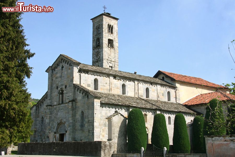 Immagine L'antica Chiesa Parrocchiale di Armeno (Novara): siamo vicino al Lago d'Orta in Piemonte - © Alessandro Vecchi - CC BY-SA 3.0, Wikipedia