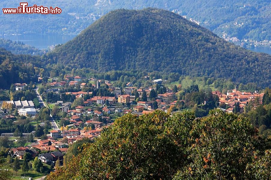 Immagine Armeno, il panorama  del borgo e in secondo piano il Lago d'Orta in Piemonte  - © Alessandro Vecchi - CC BY-SA 3.0, Wikipedia