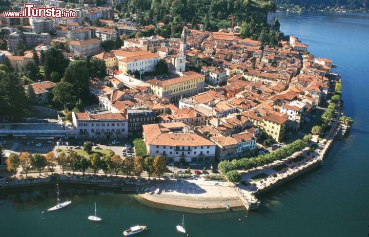 Immagine Vista panoramica del centro di Arona, la città più popolosa del Lago Maggiore © Andrea Lazzarini Editore