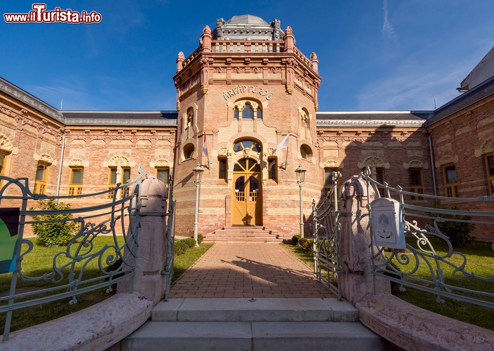 Immagine La facciata principale dell'Arpad Spa a Szekesfehervar, Ungheria. E' uno dei più rinomati bagni termali della cittadina ungherese.