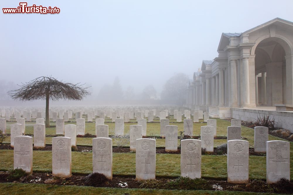 Immagine L'Arras World War One War Memorial e il cimitero di guerra Faubourg d'Amiens nella nebbia, Francia. Il memoriale della prima guerra mondiale è situato nel cimitero britannico di Faubourg d'Amiens, nella parte occidentale della città di Arras: commemora circa 35 mila soldati delle forze armate del Regno Unito, Sud Africa e Nuova Zelanda scomparsi fra la primavera del 1916 e l'agosto 1918.