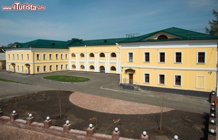 Immagine L'edificio dell'antico arsenale del Cremlino di Nizhny Novgorod, in Russia. Il complesso del Cremlino è sicuramente il luogo più visitato della città dai turisti di tutto il mondo - foto © Elena Mirage / Shutterstock.com