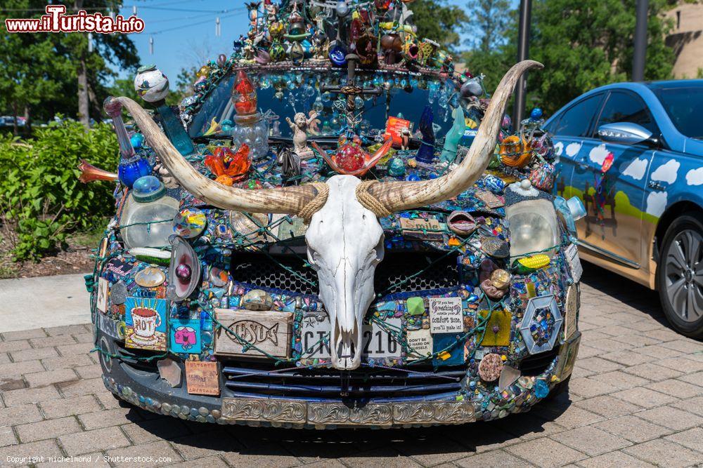 Immagine Art car in anteprima alla 31ma edizione dell'Art Car Parade annuale di Houston, Texas. Questo evento, che promuove l'arte contemporanea, è diventato un vero e proprio fenomeno nazionale - © michelmond / Shutterstock.com