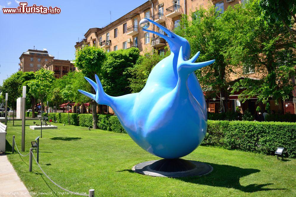 Immagine Arte moderna nei pressi dello Yerevan Cascade, Armenia. La statua rappresenta un kiwi, specie di uccello inadatto al volo simbolo della Nuova Zelanda - © Stanislav Samoylik / Shutterstock.com