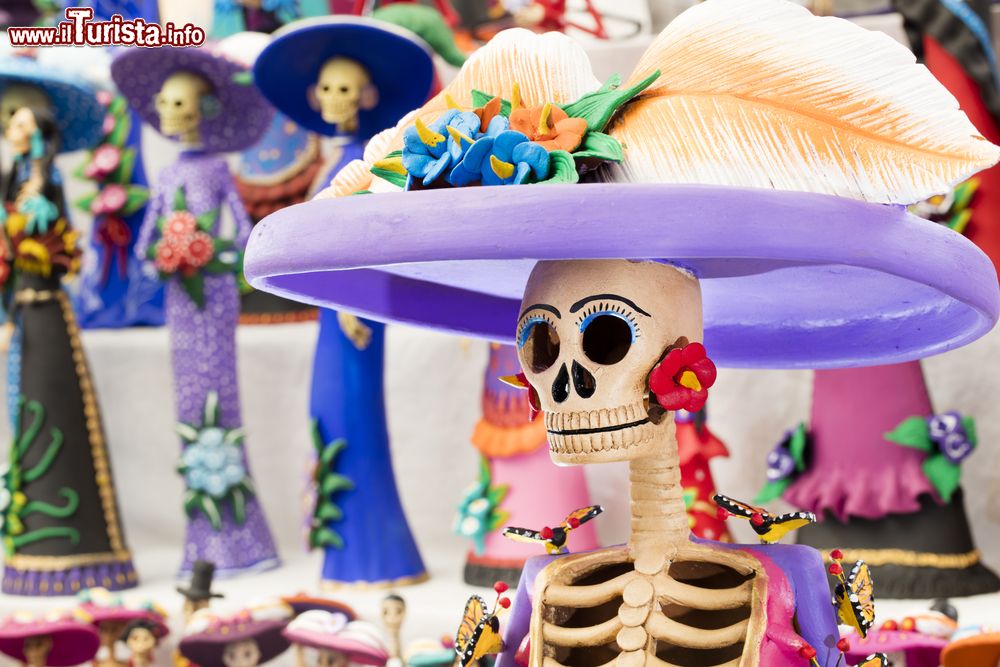 Immagine Artigianato messicano in occasione del Giorno dei Morti, Uruapan. Il particolare di uno scheletro. Questa tipica festa della cultura messicana viene celebrata il 1° e il 2 Novembre con musica, bevande, cibi tradizionali e costumi a simboleggiare le rappresentazioni caricaturali della morte.