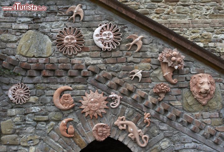 Immagine Artigianato in terracotta a Grazzano Visconti, Piacenza - Splendide decorazioni realizzate in terracotta possono essere acquistate nelle botteghe artigianali del borgo piacentino © m.bonotto / Shutterstock.com