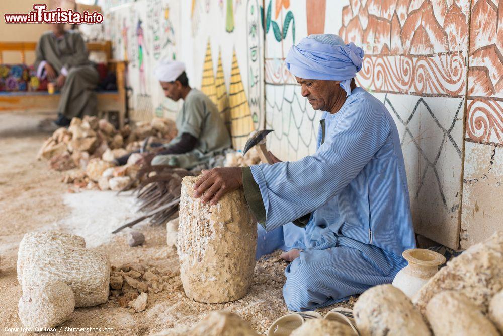 Immagine Artigiani lavorano l'alabastro in un negozio di souvenir a Luxor, Egitto - © Curioso / Shutterstock.com