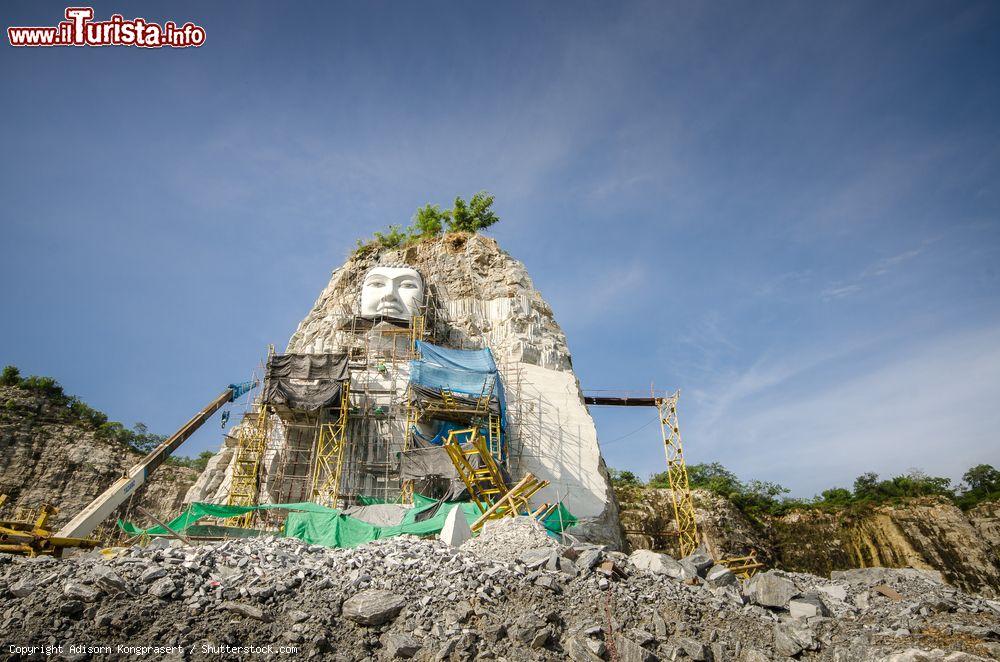 Immagine Artigiani scolpiscono un Grande Buddha sulla roccia di una montagna a Suphan Buri, Thailandia - © Adisorn Kongprasert / Shutterstock.com