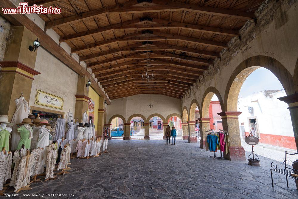 Immagine Artigiani vendono abiti tradizionali sotto i portici del centro storico di Bernal, stato del Queretaro (Messico) - © Barna Tanko / Shutterstock.com