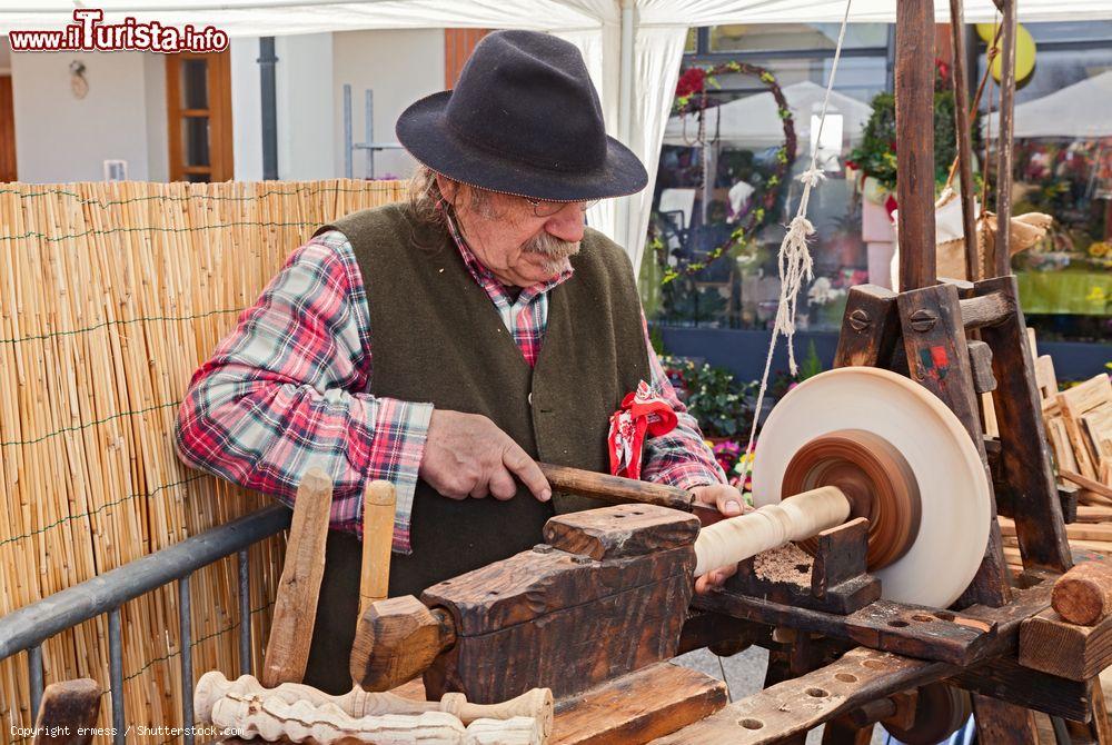 Immagine Artigiano durante il Festival "La soffitta in piazza" a Villanova di Bagnacavallo in Romagna - © ermess / Shutterstock.com