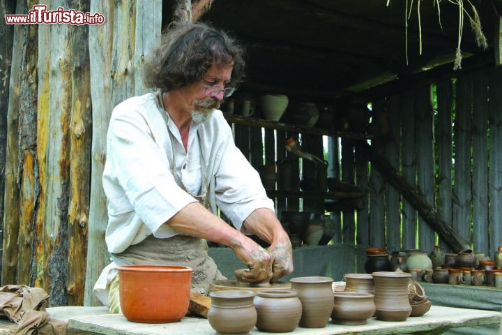 Immagine Un artigiano all'annuale Festival di Archeologia Vivente di Kernave, Lituania. Qui i visitatori possono fare un vero e proprio tuffo nel passato alla scoperta di antichi mestieri e tradizioni.