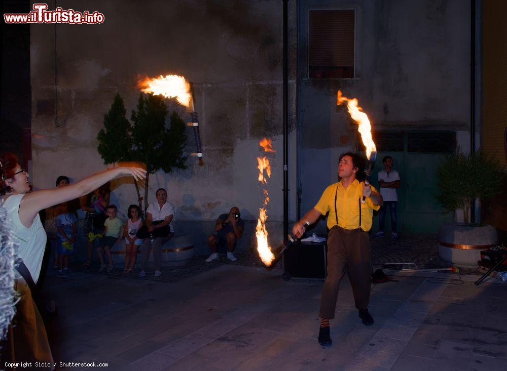 Immagine Artisti di strada durante il festival Mojoca a Moio della Civitella - © Sicio / Shutterstock.com