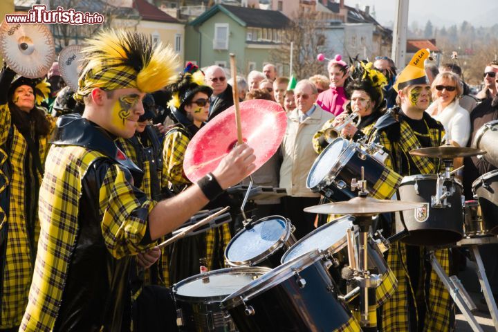 Immagine Artisti in strada durante il Carnevale di Villach in Carinzia (Austria) - © Ralf Siemieniec / Shutterstock.com