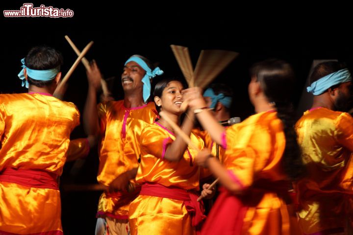 Immagine Artisti in scena durante uno spettacolo di kolkali nella città di Alleppey (India). Il kolkali è uno spettacolo musicale tradizionale dello stato del Kerala - foto © AJP / Shutterstock.com