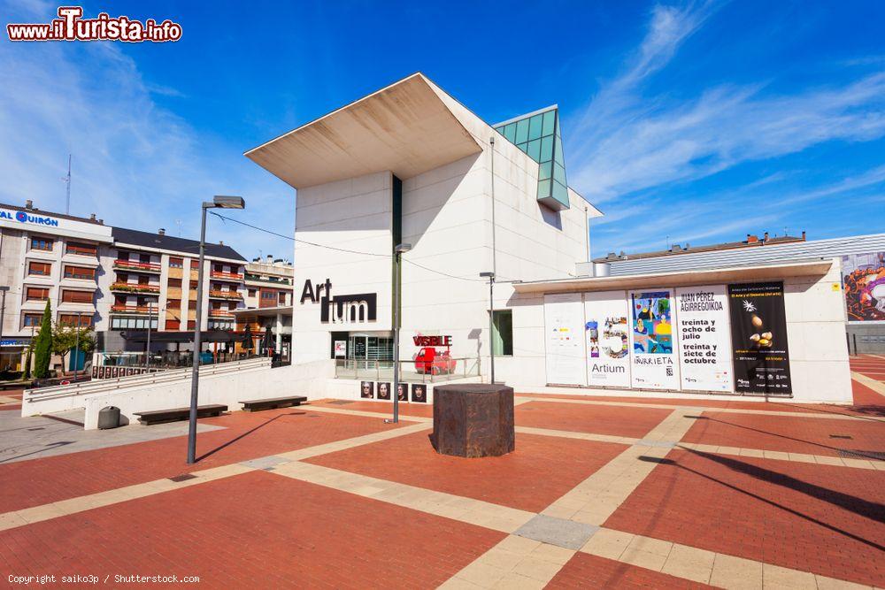 Immagine L'Artium Museum a Vitoria Gasteiz, Spagna. Si tratta di un museo di arte contemporanea: situato in Francia Street opsita opere di Dalì, Picasso, Villalba, Mirò e molti altri importanti artisti - © saiko3p / Shutterstock.com